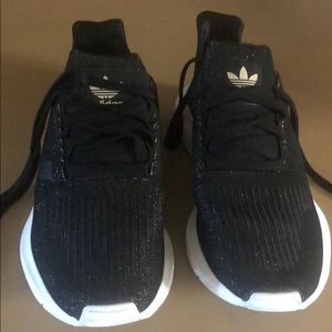 Black stripped sneakers